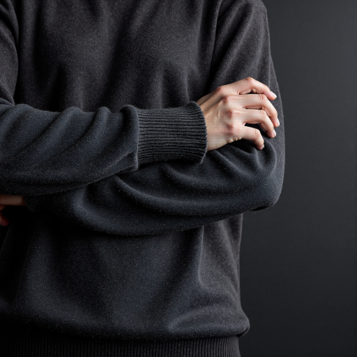 二十八岁左右男性内容创作者头像，穿灰色卫衣，简约背景，创意风格